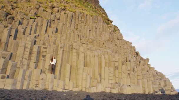 Iceland Tourist Woman Reynisdrangar Basalt Columns Reynisfjara Black Sand Beach — Vídeo de Stock