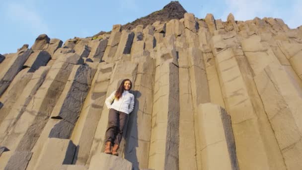 Island Turistické Cestování Žena Čedičové Sloupy Reynisfjara Černé Písečné Pláže — Stock video