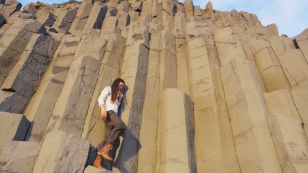 Iceland Woman Tourist Walking Basalt Columns Reynisfjara Black Sand Beach — 비디오
