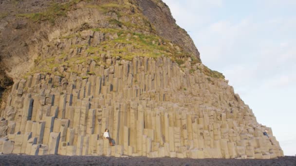 Islandia Turista Praia Sentado Colunas Basalto Praia Reynisfjara Praia Areia — Vídeo de Stock