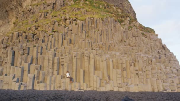Iceland Tourist Travel Woman Basalt Columns Reynisfjara Black Sand Beach — Vídeo de Stock