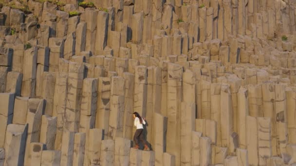 Iceland Woman Tourist Walking Basalt Columns Reynisfjara Black Sand Beach — Vídeo de Stock