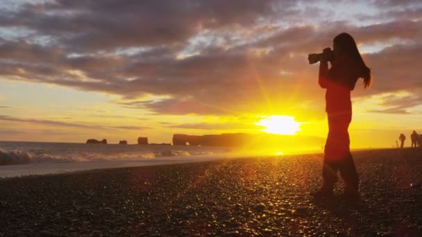 Iceland Tourist Photographer Taking Photo Using Slr Camera Sunset Walking — Wideo stockowe