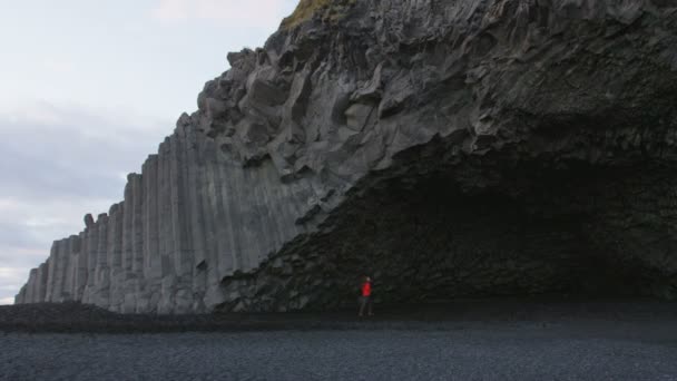Iceland Tourist Woman Walking Reynisfjara Black Sand Beach Basalt Columns — Vídeos de Stock