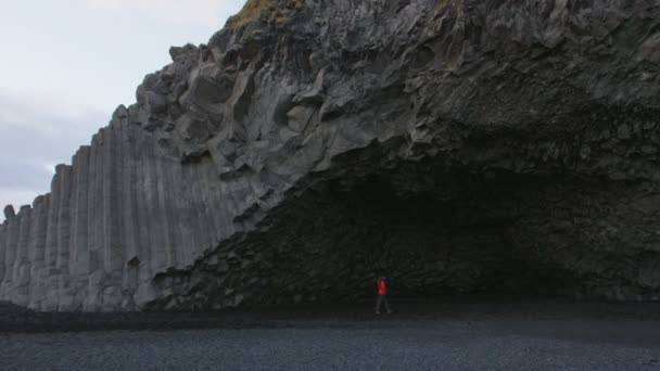 Iceland Tourist Woman Walking Reynisfjara Black Sand Beach Basalt Columns — стоковое видео