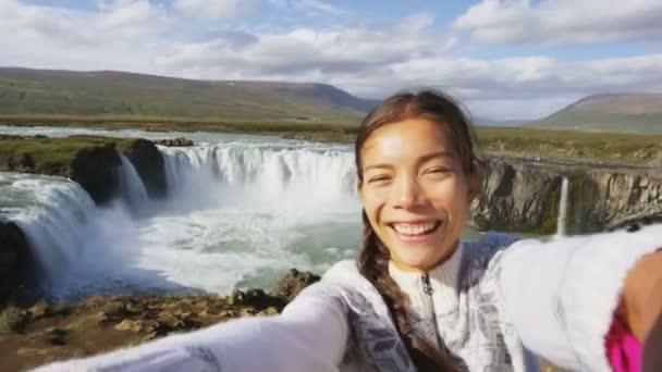관광객들은 아이슬란드의 폭포를 이용해 여행하며 셀카를 찍는다 관광지인 아이슬란드를 방문하는 — 비디오