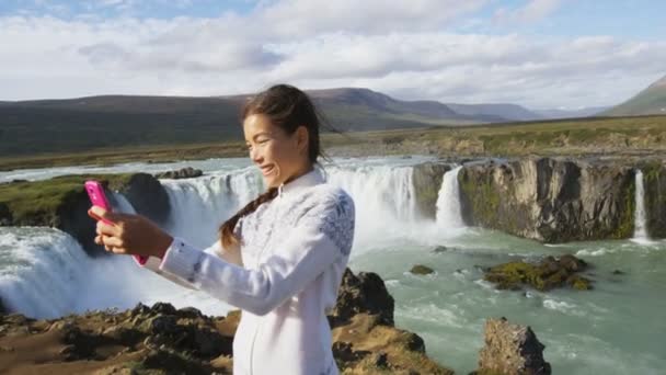 Toeristische Selfie Foto Met Smartphone Tegen Majestueuze Godafoss Waterval Vrolijke — Stockvideo