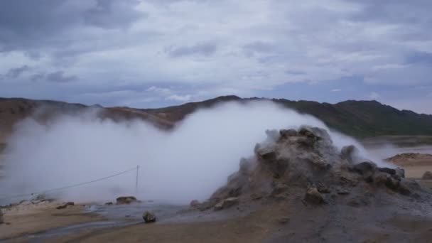 マッドポット温泉アイスランドの自然景観火山のランドマーク目的地 ナマフジャル温泉やフマロールとも呼ばれるハーバードナーの泥水ポット 夜には美しいアイスランドの自然 レッド エピック — ストック動画