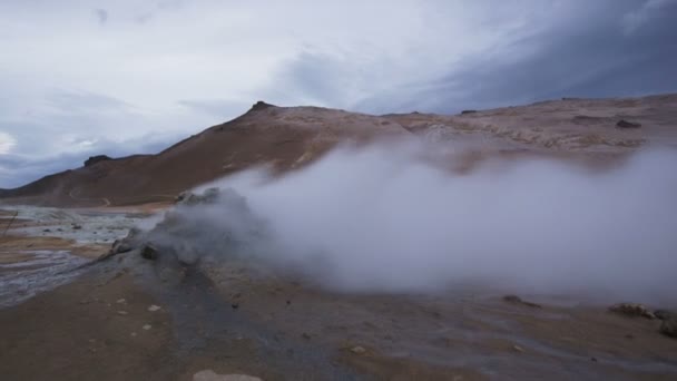 マッドポット温泉アイスランドの自然景観火山のランドマーク目的地 ナマフジャル温泉やフマロールとも呼ばれるハーバードナーの泥水ポット 夜には美しいアイスランドの自然 レッド エピック — ストック動画