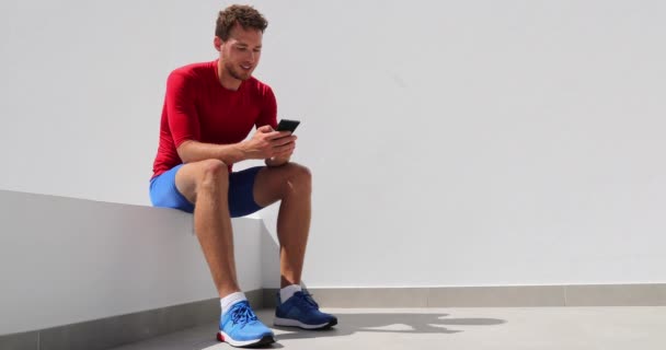Fitness Athlete Man Texting Looking Phone Screen Home Working Out — Wideo stockowe