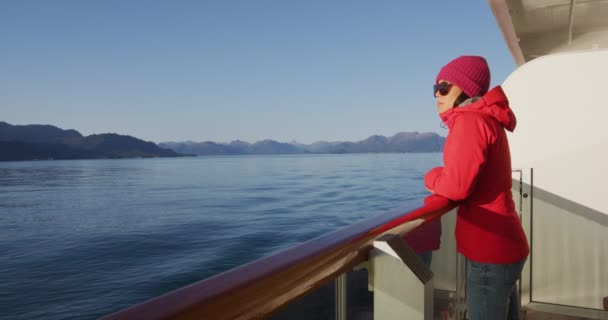 アラスカクルーズ船旅行観光客の女性は 内部通路 米国内に立ってバルコニーキャビンステータスルームから自然の風景を見て — ストック動画