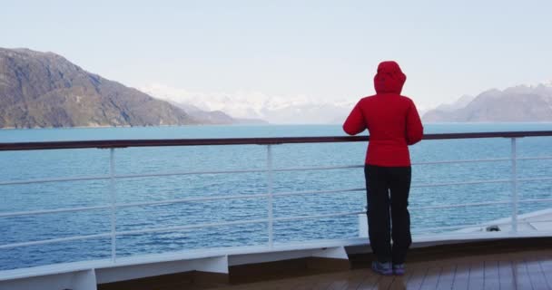 美国冰川湾 阿拉斯加游轮游客妇女站在寒冷的早晨 身穿冬季夹克 从船上观看自然美景 — 图库视频影像