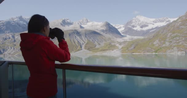 Alaska Cruise Ship Travel Woman Looking Wildlife Binoculars Tourist Alaska — ストック動画