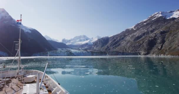 アメリカのアラスカ州のジョンズ ホプキンス氷河に向かって巡航する氷河湾のクルーズ船 夏のパノラマビュー — ストック動画