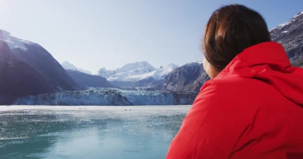 氷河湾アラスカクルーズ船の乗客は氷河湾国立公園 米国で氷河を見て 旅の航海中の女性ジョンズ ホプキンス氷河の景色を楽しむ通路内 — ストック動画