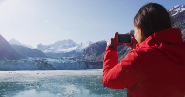 Alaska Cruise Ship Passenger Photographing Glacier Glacier Bay National Park — ストック動画