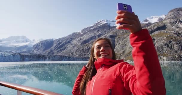 Cruise Ship Passenger Taking Selfie Photo Glacier Bay National Park — ストック動画