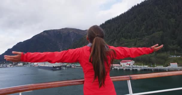 Cruise Ship Passenger Alaska City Ketchikan Standing Cruise Ship Deck — Vídeo de Stock