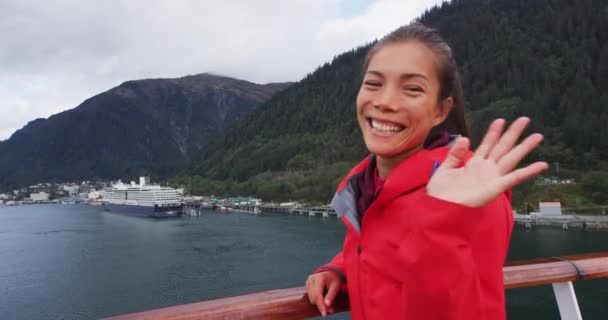 Cruise Ship Passenger Alaska City Ketchikan Waving Hands Saying Hello — Vídeo de Stock