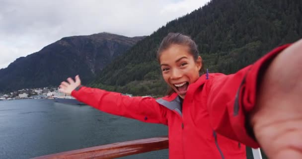 Selfie Video Cruise Ship Passenger Alaska City Ketchikan Welcoming Smiling — Vídeos de Stock