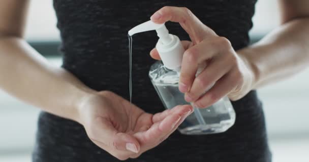 Desinfectante Manos Mujer Que Aplica Gel Desinfectante Líquido Frotándose Las — Vídeos de Stock