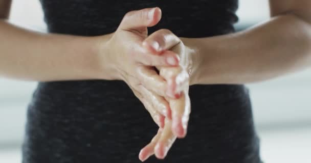 Χέρι Απολυμαντικό Γυναίκα Εφαρμογή Απολυμαντικό Τζελ Υγρό Τρίψιμο Χέρια Καθαρή — Αρχείο Βίντεο