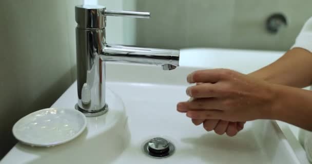 用肥皂棒洗手 防止大肠病毒大流行 使用个人肥皂棒的妇女使用正确的洗手技术 — 图库视频影像