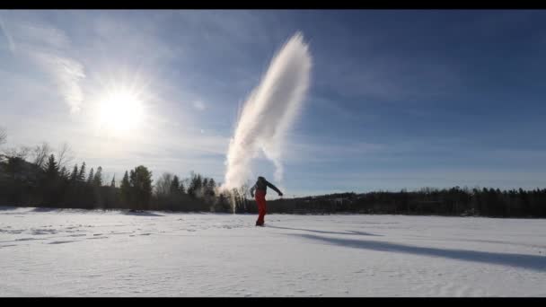 男は沸騰したお湯を空中凍結投げ またはむしろ 水は分散し 蒸発し 雲のように凝縮します 凝縮した水の中には氷の結晶を形成するものもある 20Fで撮影 — ストック動画
