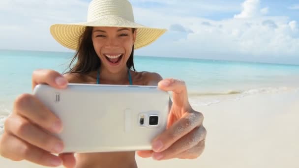 Travel Social Media Instagram Influencer Vlogging Doing Selfie Video Posing — Stockvideo