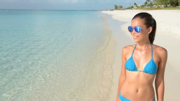 Travel Girl Beach Bikini Woman Wearing Fashion Sunglasses Eye Wear — Stockvideo