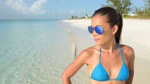 Sunglasses Beach Bikini Asian Woman Wearing Fashion Sunglasses Eye Wear — Stockvideo