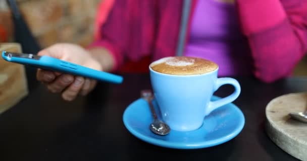 Cafe Vrouw Het Drinken Van Cappuccino Koffiekopje Met Behulp Van — Stockvideo