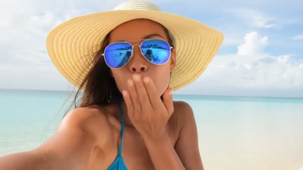 Girl Using Smart Phone Beach Blowing Kiss Having Fun Beach — Video Stock