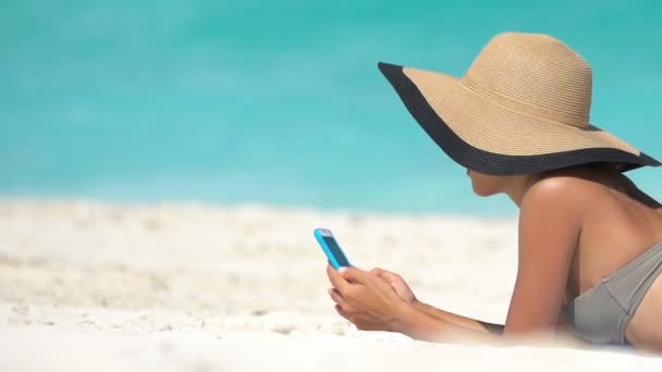 Frau Mit Handy App Strand Sommerurlaub Beim Sonnenbaden Sand Junge — Stockvideo