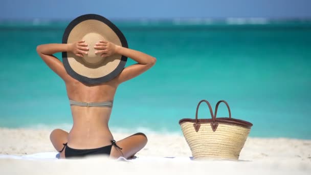 Beacj Donna Bikini Rilassante Sulla Spiaggia Vacanze Viaggio — Video Stock