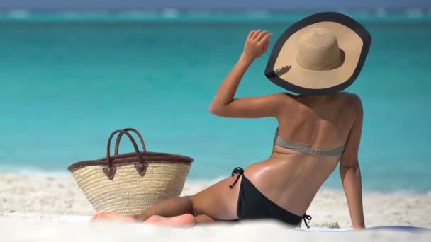 Beach Woman Sun Tanning Bikini Stylish Sun Hat Relaxing Sunbathing — Stock Video