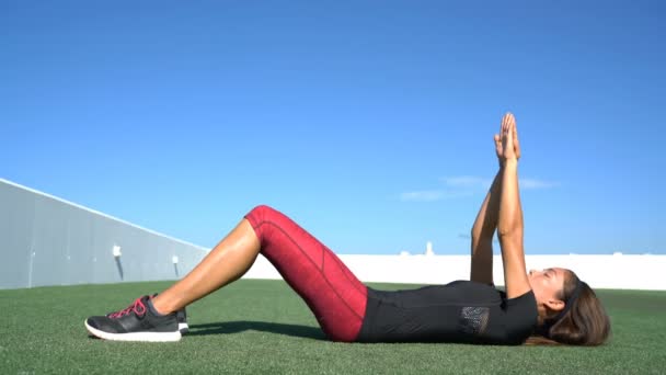 Fitness Woman Doing Situps Training Core Fit Female Sport Model — стоковое видео