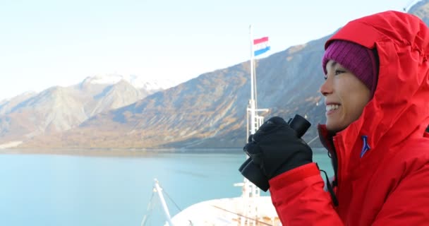 游客在游轮上使用双筒望远镜观看阿拉斯加冰川湾景观 妇女外出度假 寻找野生动植物 享受游览著名旅游胜地的乐趣 红色Epic慢速运动 — 图库视频影像