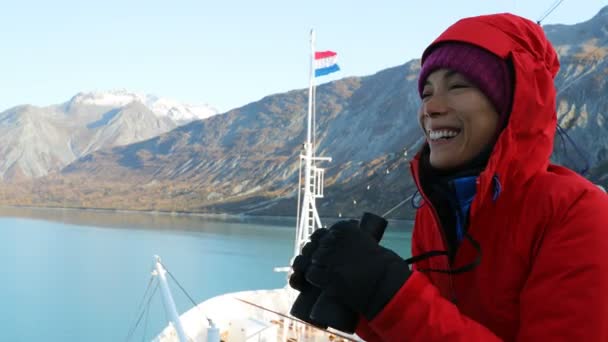 Alaska Glacier Bay Tourist Betrachtet Landschaft Mit Ferngläsern Auf Kreuzfahrtschiff — Stockvideo