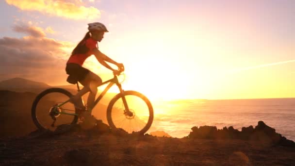 Mountainbiken Mtb Fietser Vrouw Fietsen Fietspad Bij Zonsondergang Door Oceaan — Stockvideo