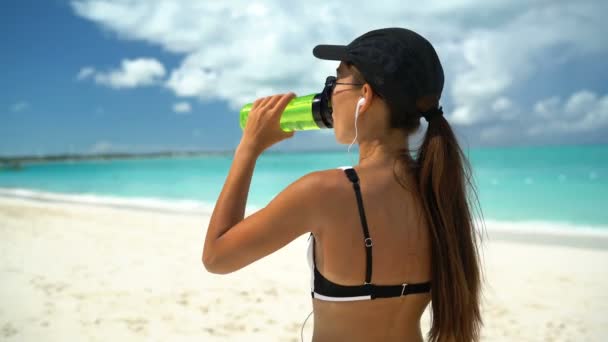 Спортивный Фитнес Пляж Женщина Питьевая Вода Бутылки Летний Тропический Отпуск — стоковое видео