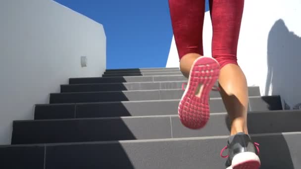 跑楼梯的女人在楼梯上跑楼梯 女赛跑选手在户外运动中爬楼梯 — 图库视频影像