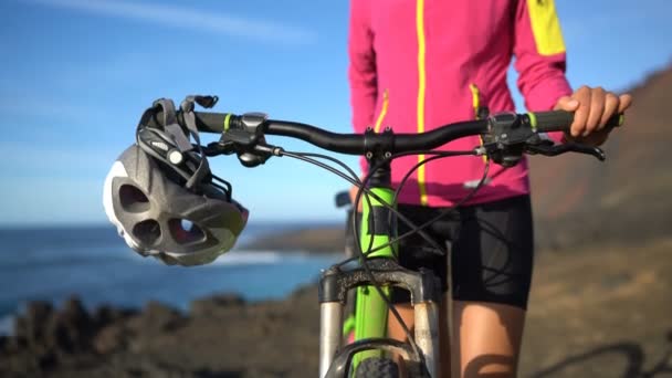 Dağ Bisikleti Kadın Bisikletçi Mtb Bisiklet Kaskı Yakın Plan Dişi — Stok video