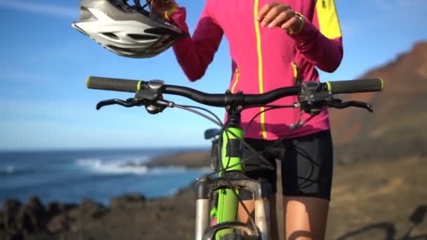 자전거 선수가 자전거 헬멧을 Mtb 산에서 자연을 바이크하고 있습니다 생활을 — 비디오