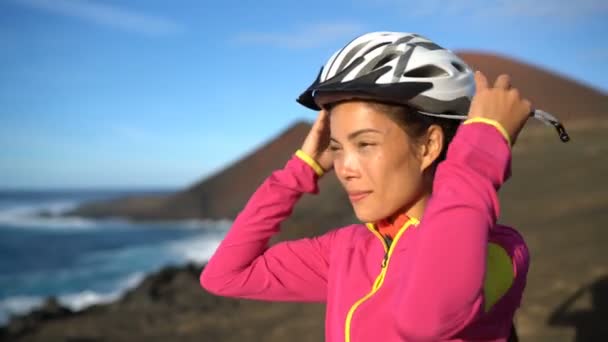 Mujer Ciclista Que Pone Casco Ciclismo Mientras Mtb Bicicleta Montaña — Vídeos de Stock