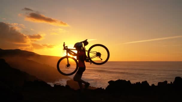 Bicicleta Montaña Mtb Ciclista Mujer Ciclismo Carril Bici Costa Atardecer — Vídeo de stock