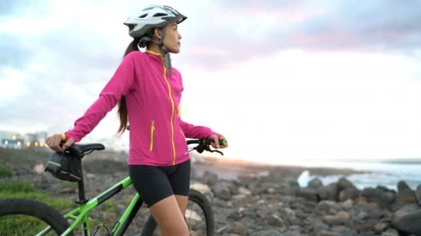 Young Woman Mtb Cyclist Mountain Biking Wearing Bike Helmet Looking — Wideo stockowe