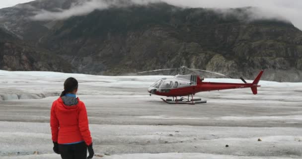 Frau Läuft Auf Gletscher Alaska Richtung Hubschrauber Tourist Oder Pilot — Stockvideo