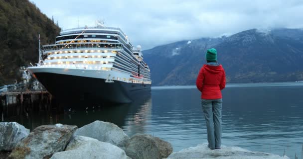 Tourist Alaska Cruise Ship Taking Looking Cruise Ship Skagway Alaska — Video