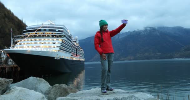 Tourist Alaska Cruise Ship Taking Selfie Photo Front Cruise Ship — Stock video